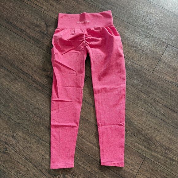 NVGTN Scrunch Seamless Leggings – Fuchsia Hot Pink — Size Medium - Picture 2 of 5